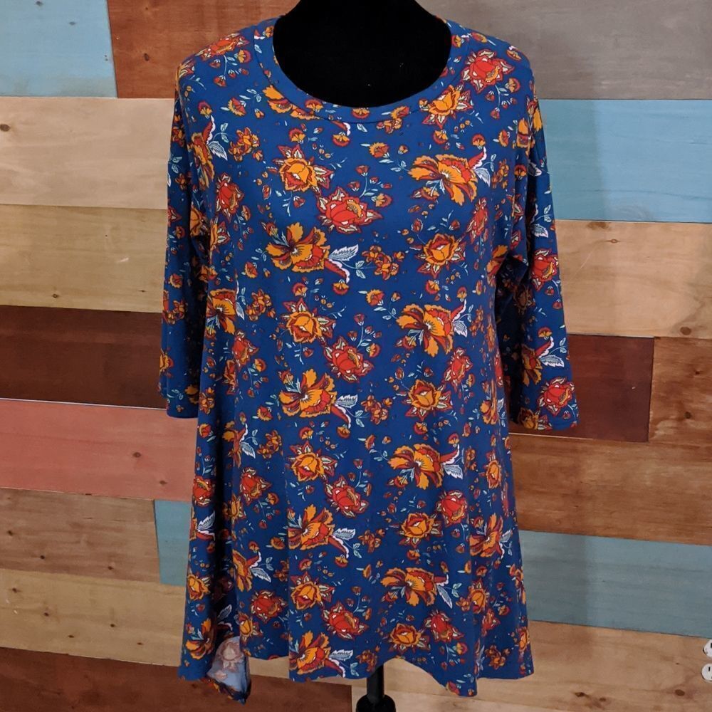 💜5/$25 Small super soft flowy floral 3/4 sleeve blouse let them eat cake